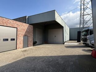 Dit ruime magazijn van ca. 560 m&sup2; biedt dankzij de vrije hoogte van ca. 6 meter en de elektrische sectionaalpoort van ca. 4 x 4,5 meter een uitstekende basis voor opslag, logistiek of andere bedrijfsactiviteiten.

De troeven van dit magazijn:

Ruime oppe