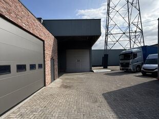 Dit ruime magazijn van ca. 560 m&sup2; biedt dankzij de vrije hoogte van ca. 6 meter en de elektrische sectionaalpoort van ca. 4 x 4,5 meter een uitstekende basis voor opslag, logistiek of andere bedrijfsactiviteiten.

De troeven van dit magazijn:

Ruime oppe