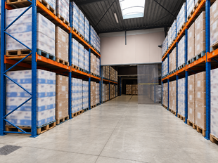 Dit ruime magazijn van ca. 560 m&sup2; biedt dankzij de vrije hoogte van ca. 6 meter en de elektrische sectionaalpoort van ca. 4 x 4,5 meter een uitstekende basis voor opslag, logistiek of andere bedrijfsactiviteiten.

De troeven van dit magazijn:

Ruime oppe