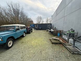 Het betreft de verhuur van een recente KMO-unit met buitenopslag, gelegen in de KMO-zone Doornpark te Beveren, langsheen de N70. 

De unit heeft een oppervlakte van ca. 430 m&sup2;. Deze beschikt over een vrije hoogte van 7 meter en is voorzien van de gebruik