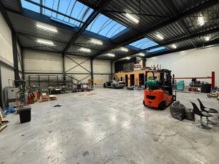 Het betreft de verhuur van een recente KMO-unit met buitenopslag, gelegen in de KMO-zone Doornpark te Beveren, langsheen de N70. 

De unit heeft een oppervlakte van ca. 430 m&sup2;. Deze beschikt over een vrije hoogte van 7 meter en is voorzien van de gebruik