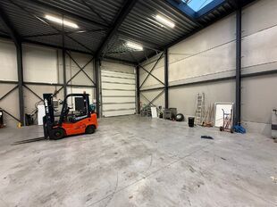 Het betreft de verhuur van een recente KMO-unit met buitenopslag, gelegen in de KMO-zone Doornpark te Beveren, langsheen de N70. 

De unit heeft een oppervlakte van ca. 430 m&sup2;. Deze beschikt over een vrije hoogte van 7 meter en is voorzien van de gebruik