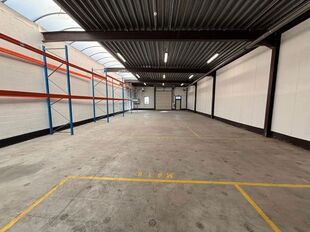 Gelegen op een strategische locatie in Bedrijvenpark Moerbroek, vlak naast de op- en afrit Herentals Industrie van de E313. Deze ligging zorgt voor een uitstekende en directe verbinding met het omliggende wegennet.

Unit 9A omvat ca. 240 m&sup2; opslag-/werkr