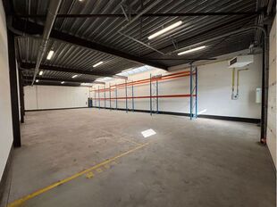 Gelegen op een strategische locatie in Bedrijvenpark Moerbroek, vlak naast de op- en afrit Herentals Industrie van de E313. Deze ligging zorgt voor een uitstekende en directe verbinding met het omliggende wegennet.

Unit 9A omvat ca. 240 m&sup2; opslag-/werkr