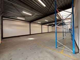 Gelegen op een strategische locatie in Bedrijvenpark Moerbroek, vlak naast de op- en afrit Herentals Industrie van de E313. Deze ligging zorgt voor een uitstekende en directe verbinding met het omliggende wegennet.

Unit 9A omvat ca. 240 m&sup2; opslag-/werkr