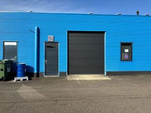 Gelegen op een strategische locatie in Bedrijvenpark Moerbroek, vlak naast de op- en afrit Herentals Industrie van de E313. Deze ligging zorgt voor een uitstekende en directe verbinding met het omliggende wegennet.

Unit 9A omvat ca. 240 m&sup2; opslag-/werkr