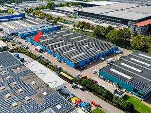 Gelegen op een strategische locatie in Bedrijvenpark Moerbroek, vlak naast de op- en afrit Herentals Industrie van de E313. Deze ligging zorgt voor een uitstekende en directe verbinding met het omliggende wegennet.

Unit 9A omvat ca. 240 m&sup2; opslag-/werkr