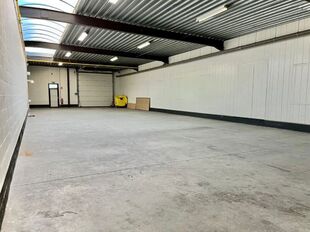 Gelegen op een strategische locatie in Bedrijvenpark Moerbroek, vlak naast de op- en afrit Herentals Industrie van de E313. Deze ligging zorgt voor een uitstekende en directe verbinding met het omliggende wegennet.

Unit 8C omvat ca. 290 m&sup2; opslag-/werkr