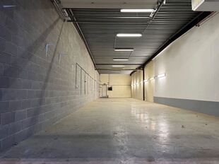 Gelegen op een strategische locatie in Bedrijvenpark Moerbroek, vlak naast de op- en afrit Herentals Industrie van de E313. Deze ligging zorgt voor een uitstekende en directe verbinding met het omliggende wegennet.

Unit 6A omvat ca. 185 m&sup2; opslag-/werkr