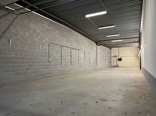 Gelegen op een strategische locatie in Bedrijvenpark Moerbroek, vlak naast de op- en afrit Herentals Industrie van de E313. Deze ligging zorgt voor een uitstekende en directe verbinding met het omliggende wegennet.

Unit 6A omvat ca. 185 m&sup2; opslag-/werkr