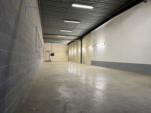 Gelegen op een strategische locatie in Bedrijvenpark Moerbroek, vlak naast de op- en afrit Herentals Industrie van de E313. Deze ligging zorgt voor een uitstekende en directe verbinding met het omliggende wegennet.

Unit 6A omvat ca. 185 m&sup2; opslag-/werkr