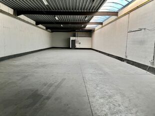 Gelegen op een strategische locatie in Bedrijvenpark Moerbroek, vlak naast de op- en afrit Herentals Industrie van de E313. Deze ligging zorgt voor een uitstekende en directe verbinding met het omliggende wegennet.
Unit 8C omvat ca. 290 m² opslag-/werkr