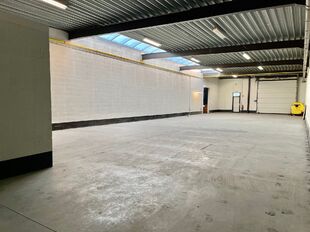 Gelegen op een strategische locatie in Bedrijvenpark Moerbroek, vlak naast de op- en afrit Herentals Industrie van de E313. Deze ligging zorgt voor een uitstekende en directe verbinding met het omliggende wegennet.
Unit 8C omvat ca. 290 m² opslag-/werkr