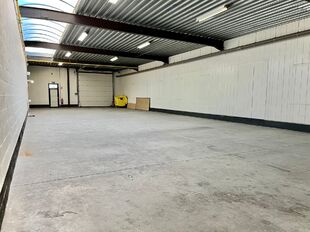 Gelegen op een strategische locatie in Bedrijvenpark Moerbroek, vlak naast de op- en afrit Herentals Industrie van de E313. Deze ligging zorgt voor een uitstekende en directe verbinding met het omliggende wegennet.
Unit 8C omvat ca. 290 m² opslag-/werkr