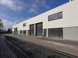 Deze KMO-unit, gelegen aan de Starrenhoflaan in Kapellen, heeft een oppervlakte van ca. 270 m&sup2; en wordt aangeboden tegen een huurprijs van &euro; 23.400/jaar. De ligging is bijzonder gunstig, met een vlotte aansluiting op de Kapelsestraat, de Kalmthoutseste