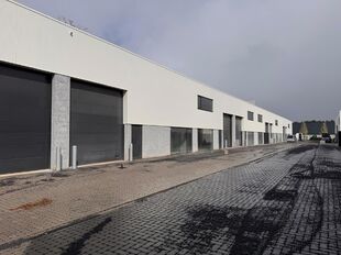 Deze KMO-unit, gelegen aan de Starrenhoflaan in Kapellen, heeft een oppervlakte van ca. 248 m&sup2; en wordt aangeboden tegen een huurprijs van &euro; 23.520/jaar. De ligging is bijzonder gunstig, met een vlotte aansluiting op de Kapelsestraat, de Kalmthoutseste