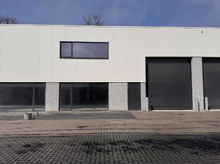 Deze KMO-unit, gelegen aan de Starrenhoflaan in Kapellen, heeft een oppervlakte van ca. 245 m&sup2; en wordt aangeboden tegen een huurprijs van &euro; 23.280/jaar. De ligging is bijzonder gunstig, met een vlotte aansluiting op de Kapelsestraat, de Kalmthoutseste