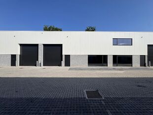 Deze KMO-unit, gelegen aan de Starrenhoflaan in Kapellen, heeft een oppervlakte van ca. 216 m&sup2; en wordt aangeboden tegen een huurprijs van &euro; 23.400/jaar. De ligging is bijzonder gunstig, met een vlotte aansluiting op de Kapelsestraat, de Kalmthoutseste
