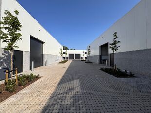Deze KMO-unit, gelegen aan de Starrenhoflaan in Kapellen, heeft een oppervlakte van ca. 324 m&sup2; en wordt aangeboden tegen een huurprijs van &euro; 30.000/jaar. De ligging is bijzonder gunstig, met een vlotte aansluiting op de Kapelsestraat, de Kalmthoutseste