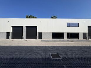 Deze KMO-unit, gelegen aan de Starrenhoflaan in Kapellen, heeft een oppervlakte van ca. 324 m&sup2; en wordt aangeboden tegen een huurprijs van &euro; 30.000/jaar. De ligging is bijzonder gunstig, met een vlotte aansluiting op de Kapelsestraat, de Kalmthoutseste