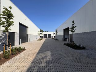 Deze KMO-unit, gelegen aan de Starrenhoflaan in Kapellen, heeft een oppervlakte van ca. 245 m² en wordt aangeboden tegen een huurprijs van € 23.280/jaar. De ligging is bijzonder gunstig, met een vlotte aansluiting op de Kapelsestraat, de Kalmthoutseste