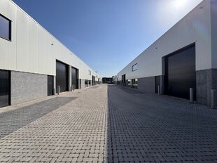 Deze KMO-unit, gelegen aan de Starrenhoflaan in Kapellen, heeft een oppervlakte van ca. 270 m&sup2; en wordt aangeboden tegen een huurprijs van &euro; 23.400/jaar. De ligging is bijzonder gunstig, met een vlotte aansluiting op de Kapelsestraat, de Kalmthoutseste