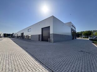 Deze KMO-unit, gelegen aan de Starrenhoflaan in Kapellen, heeft een oppervlakte van ca. 270 m&sup2; en wordt aangeboden tegen een huurprijs van &euro; 23.400/jaar. De ligging is bijzonder gunstig, met een vlotte aansluiting op de Kapelsestraat, de Kalmthoutseste