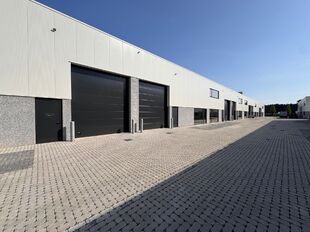 Deze KMO-unit, gelegen aan de Starrenhoflaan in Kapellen, heeft een oppervlakte van ca. 270 m&sup2; en wordt aangeboden tegen een huurprijs van &euro; 23.400/jaar. De ligging is bijzonder gunstig, met een vlotte aansluiting op de Kapelsestraat, de Kalmthoutseste