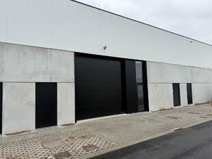 In dit nieuwbouwproject in industriezone 'De Vloeiende' te Kapellen bieden wij deze KMO-unit te huur aan. Het project is zeer centraal gelegen in de regio Kapellen/Ekeren/Brasschaat en biedt een vlotte verbinding met de Antwerpse Haven.
Deze unit heeft e