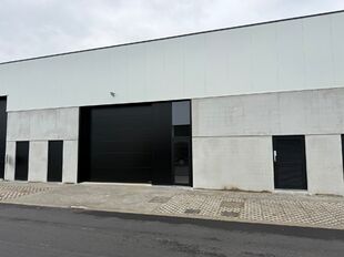 In dit nieuwbouwproject in industriezone 'De Vloeiende' te Kapellen bieden wij deze KMO-unit te huur aan. Het project is zeer centraal gelegen in de regio Kapellen/Ekeren/Brasschaat en biedt een vlotte verbinding met de Antwerpse Haven.
Deze unit heeft e