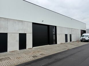 In dit nieuwbouwproject in industriezone 'De Vloeiende' te Kapellen bieden wij deze KMO-unit te huur aan. Het project is zeer centraal gelegen in de regio Kapellen/Ekeren/Brasschaat en biedt een vlotte verbinding met de Antwerpse Haven.
Deze unit heeft e