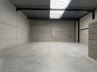 In dit nieuwbouwproject in industriezone 'De Vloeiende' te Kapellen bieden wij deze KMO-unit te huur aan. Het project is zeer centraal gelegen in de regio Kapellen/Ekeren/Brasschaat en biedt een vlotte verbinding met de Antwerpse Haven.
Deze unit heeft e