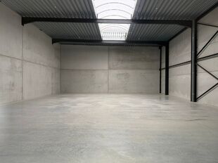 In dit nieuwbouwproject in industriezone 'De Vloeiende' te Kapellen bieden wij deze KMO-unit te huur aan. Het project is zeer centraal gelegen in de regio Kapellen/Ekeren/Brasschaat en biedt een vlotte verbinding met de Antwerpse Haven.

Deze unit heeft e