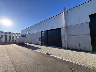 In dit nieuwbouwproject in industriezone 'De Vloeiende' te Kapellen bieden wij deze KMO-unit te huur aan. Het project is zeer centraal gelegen in de regio Kapellen/Ekeren/Brasschaat en biedt een vlotte verbinding met de Antwerpse Haven.

Deze unit heeft e
