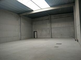 Deze kwalitatieve KMO-unit is gelegen in het bedrijvenpark Elzenbroek te Waarloos (Kontich) en geniet van een uitstekende bereikbaarheid dankzij de strategische ligging tussen Antwerpen en Brussel, met een vlotte aansluiting op de E19.

De unit beschikt o