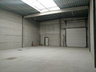 Deze kwalitatieve KMO-unit is gelegen in het bedrijvenpark Elzenbroek te Waarloos (Kontich) en geniet van een uitstekende bereikbaarheid dankzij de strategische ligging tussen Antwerpen en Brussel, met een vlotte aansluiting op de E19.

De unit beschikt o