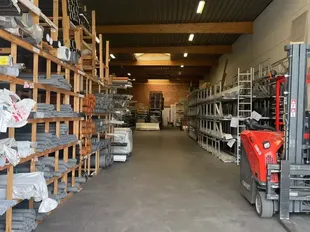 Het betreft de verhuur van een KMO-unit met kantoorruimte, gelegen in bedrijvenpark Kontich I. Dit bedrijvenpark geniet een uitstekende ligging langs de Prins Boudewijnlaan, vlakbij op- en afrit Kontich van de E19 (Antwerpen - Mechelen - Brussel). 

Unit 