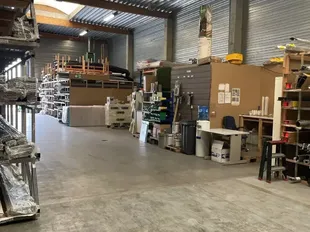 Het betreft de verhuur van een KMO-unit met kantoorruimte, gelegen in bedrijvenpark Kontich I. Dit bedrijvenpark geniet een uitstekende ligging langs de Prins Boudewijnlaan, vlakbij op- en afrit Kontich van de E19 (Antwerpen - Mechelen - Brussel). 

Unit 