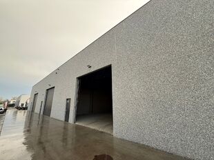 Het betreft de verhuur van een recente KMO-unit, gelegen tussen Sint-Niklaas en Lokeren, langs de N70.

De unit heeft een oppervlakte van ca. 310 m&sup2;. Deze beschikt over een vrije hoogte van 6 meter en is voorzien van de gebruikelijke nutsvoorzieningen zo