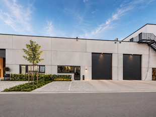 Het betreft een KMO-unit gelegen in het nieuw aangelegde bedrijvenpark 'La Brique'. De site geniet van een goede bereikbaarheid via de E313 (Antwerpen–Luik) en de nabijheid van de stad Lier.
Het pand omvat een totale oppervlakte van ca. 332 m², waarva