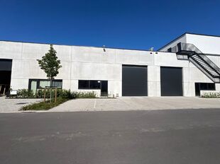 Het betreft een KMO-unit gelegen in het nieuw aangelegde bedrijvenpark 'La Brique'. De site geniet van een goede bereikbaarheid via de E313 (Antwerpen–Luik) en de nabijheid van de stad Lier.
Het pand omvat een totale oppervlakte van ca. 332 m², waarva