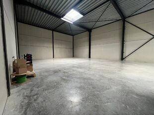 Het betreft een KMO-unit gelegen in het nieuw aangelegde bedrijvenpark 'La Brique'. De site geniet van een goede bereikbaarheid via de E313 (Antwerpen–Luik) en de nabijheid van de stad Lier.
Het pand omvat een totale oppervlakte van ca. 332 m², waarva