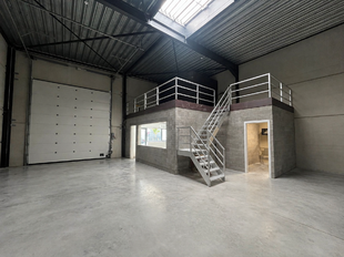 Het betreft een KMO-unit gelegen in het nieuw aangelegde bedrijvenpark 'La Brique'. De site geniet van een goede bereikbaarheid via de E313 (Antwerpen–Luik) en de nabijheid van de stad Lier.
Het pand omvat een totale oppervlakte van ca. 332 m², waarva