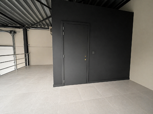 Het betreft een KMO-unit gelegen in het nieuw aangelegde bedrijvenpark 'La Brique'. De site geniet van een goede bereikbaarheid via de E313 (Antwerpen–Luik) en de nabijheid van de stad Lier.
Het pand omvat een totale oppervlakte van ca. 332 m², waarva