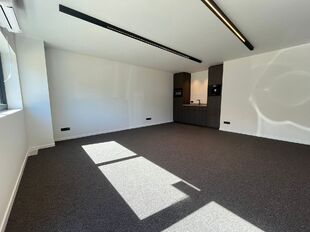 Het betreft een KMO-unit gelegen in het nieuw aangelegde bedrijvenpark 'La Brique'. De site geniet van een goede bereikbaarheid via de E313 (Antwerpen–Luik) en de nabijheid van de stad Lier.
Het pand omvat een totale oppervlakte van ca. 332 m², waarva