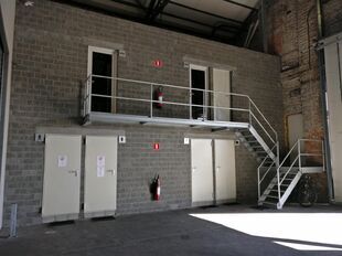 Op deze polyvalente bedrijfssite bieden wij momenteel een magazijn aan van ca. 100 m² met een vrije hoogte van ca. 6 meter. Dit magazijn geniet een uitstekende ligging nabij de Antwerpse Ring en het Albertkanaal. Op de site worden verschillende aanvullen