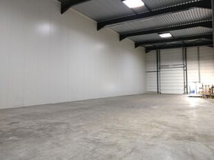 Op deze polyvalente bedrijfssite bieden wij momenteel een magazijn aan van ca. 100 m² met een vrije hoogte van ca. 6 meter. Dit magazijn geniet een uitstekende ligging nabij de Antwerpse Ring en het Albertkanaal. Op de site worden verschillende aanvullen