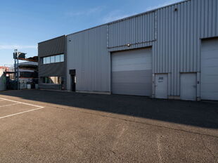 Het betreft de verhuur van een KMO-unit gelegen in industriezone De Zaat in Temse. Deze gunstige ligging nabij zowel op- en afrittencomplex Temse van de E17, als de N16 en de A12, zorgen voor een vlotte ontsluiting naar Antwerpen en Brussel.
De unit he