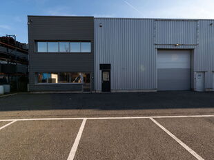 Het betreft de verhuur van een KMO-unit gelegen in industriezone De Zaat in Temse. Deze gunstige ligging nabij zowel op- en afrittencomplex Temse van de E17, als de N16 en de A12, zorgen voor een vlotte ontsluiting naar Antwerpen en Brussel.
De unit he