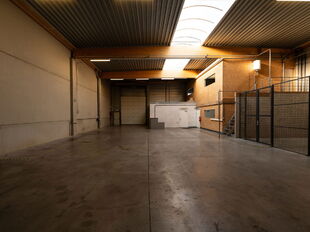 Het betreft de verhuur van een KMO-unit gelegen in industriezone De Zaat in Temse. Deze gunstige ligging nabij zowel op- en afrittencomplex Temse van de E17, als de N16 en de A12, zorgen voor een vlotte ontsluiting naar Antwerpen en Brussel.
De unit he